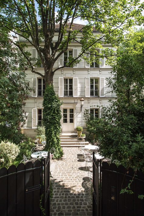 10 secret gardens to discover in Paris | French Vogue French Townhouse, Hotel Particulier Paris, Hidden Bars, Japanese Cherry Tree, Chic French Style, Jardin Des Tuileries, Country House Design, Hidden Garden, Montmartre Paris