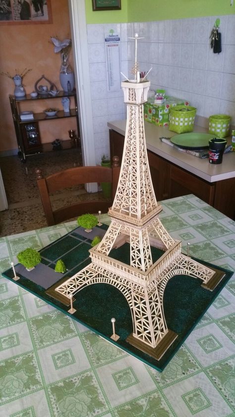 Eiffel Tower Craft, Paper Model Architecture, Eiffel Tower Pictures, Popsicle Stick Art, Diy Popsicle Stick Crafts, Tower Models, Paris Tower, Free Paper Models, How To Make Decorations