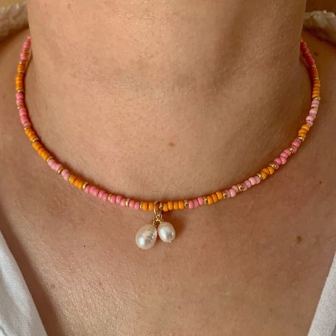 This pink and orange seed bead necklace with its freshwater pearls charm ? Yes ! A boost to your outfit !  Wear it in solo or in a bohemian accumulation style. * Materials: High quality GOLD FILLED 14 K gold clasp and extension chain. Gold-filled is a thick layer of gold on metal, a higher-quality material than gold-plated. Best quality glass seed beads. Charm : freshwater pearls hand set with gold filled. * Size: The necklace is a choker that measures 39 cm + an extension chain of 3 cm. * Custo Cute Pink Necklace Bead, Orange Beaded Necklace, Cute Pink Necklaces With Colorful Beads, Pink Necklace With Colorful Beads, Pink Seed Bead Necklace, Pink And Orange Beaded Necklace, Pink Beaded Necklace, Orange Necklace, Boho Style Jewelry