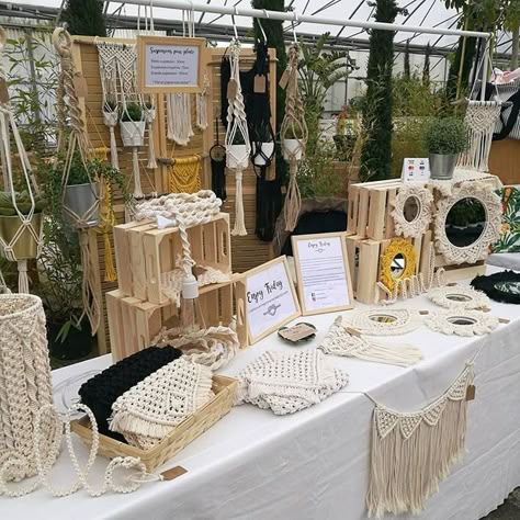 Craft Stall Display Ideas, Craft Stall Display, Craft Fair Vendor, Stall Decorations, Fall Craft Fairs, Craft Fair Booth Display, Stall Display, Jewelry Booth, Stand Feria