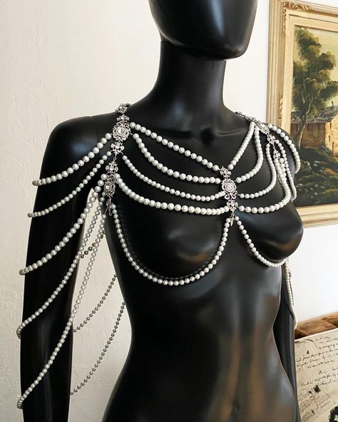 Jóias Body Chains, Shoulder Jewelry, Body Necklace, Shoulder Necklace, Crystal Bridal Tiaras, Bridal Pearl Necklace, Chain Dress, Pearl Chain Necklace, Rave Outfit