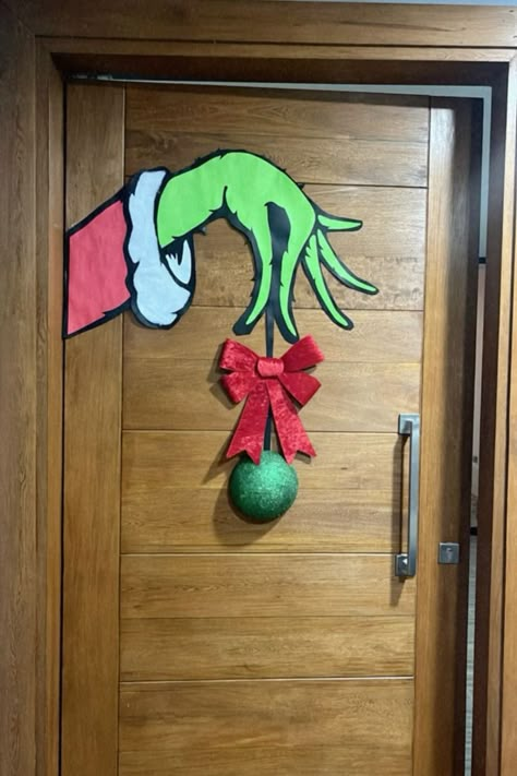 Grinch Christmas Decor, Grinch Door, Grinch Halloween, Grinch Decorations, Christmas Door Decorating Contest, Door Decorating Contest, Stamped Christmas Cards, Grinch Party, Grinch Christmas Decorations