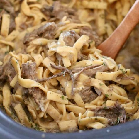 Crock Pot Beef and Noodles Reams Noodles Recipes, Mississippi Beef And Noodles, Homemade Beef And Noodles, Mississippi Beef, Noodles Crockpot, Beef And Noodles Crockpot, Beef And Pasta, Crock Pot Beef, Crock Pot Recipe