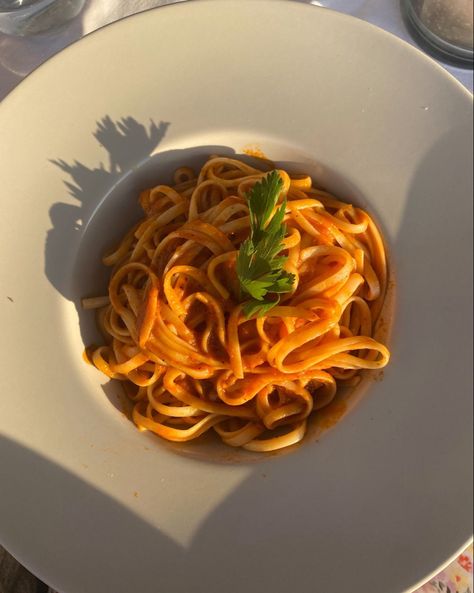 Spagetti Bolognese Aesthetic, Italy Pasta Aesthetic, Spaghetti Aesthetic, Breaky Ideas, Pasta Summer, Crete Chania, Yummy Meals, Cyberpunk Aesthetic, God Mat