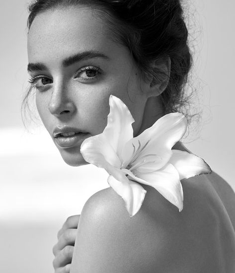 Black And White Glamour, Weronika Spyrka, Lifestyle Photography Women, Portrait Black And White, Photo Black And White, Beautiful Photoshoot Ideas, Studio Portrait Photography, Flower Photoshoot, Minimal Photography