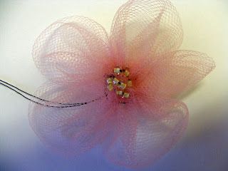 Same technique to make petals with circles or ovals but with tulle Baby Accessories Diy, Do It Yourself Decoration, Diy Tulle, Diy Fleur, Chasing Paper, Diy Flores, Fleurs Diy, Fabric Flower Tutorial, Flowers Tutorial