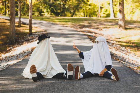 White sheet ghost photoshoot Ghost Photoshoot Besties, Best Friend Pumpkin Photo Shoot, Best Friend Pictures Ghost, Bff Ghost Pictures, Ghost Fall Photoshoot, Funny Friendship Photoshoot Ideas, Funny Friend Photos Ideas, Funny Halloween Photoshoot Ideas, Sisters Halloween Photoshoot