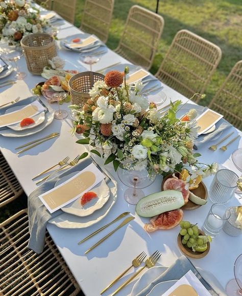 Lunch Flowers Table Settings, Garden Luncheon Ideas, Birthday Lunch Table Decoration, Lunch Party Table Setting, Summer Lunch Table Decor, Brunch Flowers Table Decorations, Birthday Lunch Table Setting, 21st Birthday Table Setting Ideas, Garden Lunch Table Setting