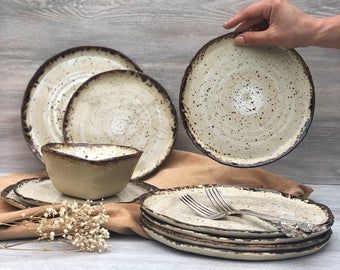 Dinnerware Sets Rustic, Rustic Dinnerware, Handmade Dinnerware, Pottery Lessons, Pottery Inspo, Ceramic Dinnerware Set, Rustic Ceramics, Keramik Design, Stoneware Dinnerware