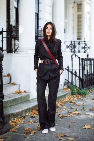 Sleek Separates This pic = everything you want in a suit. Shop this look in the link above. The Golden Diamonds Work Suits For Women, Suits And Sneakers, Blazer Street Style, Elegantes Outfit Frau, Mode Instagram, Elegante Casual, Winter Stil, Winter Outfits For Work, Black Suit