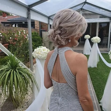 back view of mother of the bride with her short hair pinned lossy on the back. Short mother of the bride and groom hairstyles. Mob Wedding Hairstyles, Hairdos For Fine Hair, Pagan Wedding Dresses, Mob Wedding, Groom Hair Styles, Mother Of The Bride Hairdos, Mother Of The Groom Hairstyles, Mother Of The Bride Hairstyles, Wedding Hairstyles For Short Hair