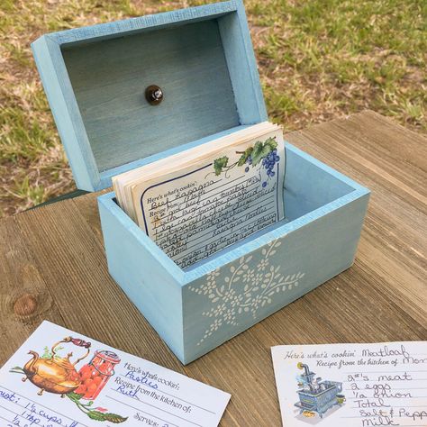 Memories Box Diy, Vintage Recipe Cards, Wooden Box Crafts, Diy Card Box, Recipe Card Boxes, Recipe Card Box, Vintage Recipe Box, Wooden Box Diy, Recipe Box Wooden