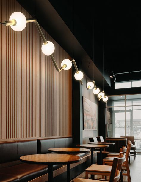 Restaurant Pendant Lights, Restaurant Wood Interior, Idea For Cafe Design, Contemporary Restaurant Design Interiors, Light Cafe Design, Modern Fast Casual Restaurant Design, Restaurant Space Design, Small Modern Cafe Interior Design, Restaurant Table Lighting