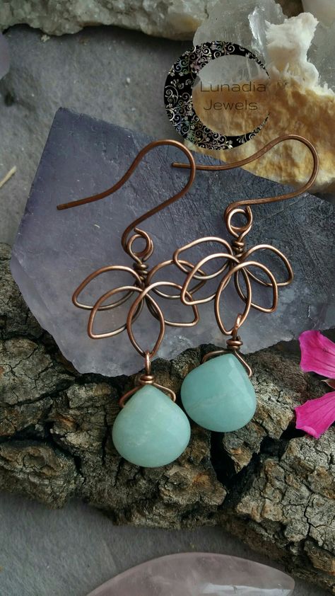 Wire wrapped lotus earrings, copper with Paua Shell and howlite turquoise beads created by @lunadiajewels on instagram Wire Wrapped Stone Earrings, Lotus Wire Wrap Tutorial, Lotus Wire Wrap, Wire Wrapped Flower Earrings, Wire Wrapped Bead Earrings, Beaded Wire Art, Diy Wire Jewelry Rings, Wire Wrap Earrings, Wire Wrapped Turquoise