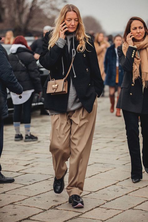 Italian Fashion Street, Milan Fashion Week Street Style, Outfit Street, Straight Cut Jeans, Almost There, Milano Fashion Week, Street Style Trends, Women Street, Street Style Winter