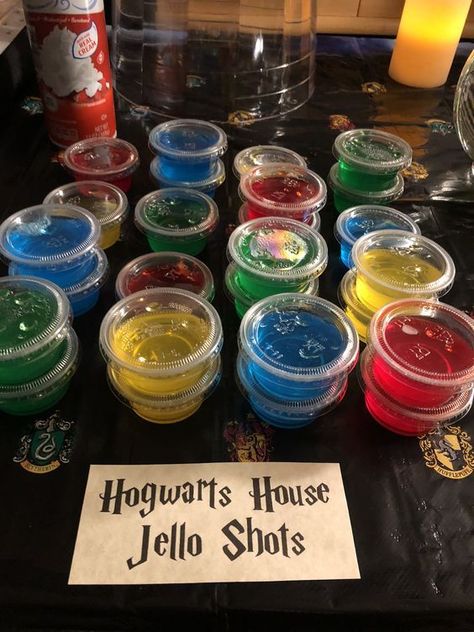 Hogwarts jell-O shots harry potter birthday food. #cheapharrypotterbirthdayfood Harry Potter Motto Party, Harry Potter Bachelorette Party, Harry Potter Weihnachten, Harry Potter Watch, Baby Harry Potter, Harry Potter Bachelorette, Harry Potter Shower, Harry Potter Snacks, Harry Potter Parties Food