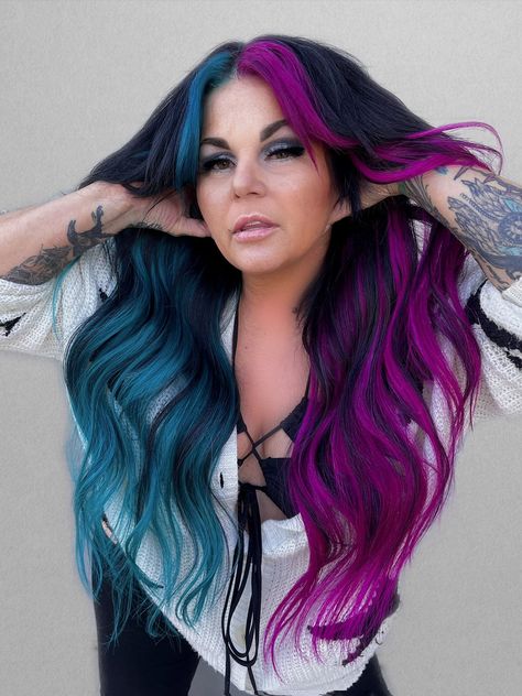 Creative Haircuts For Women, Hair Dye Tips, Split Dyed Hair, Vivid Hair Color, Hair Color Unique, Creative Hair, Dyed Hair Inspiration, Split Hair, Blue Highlights