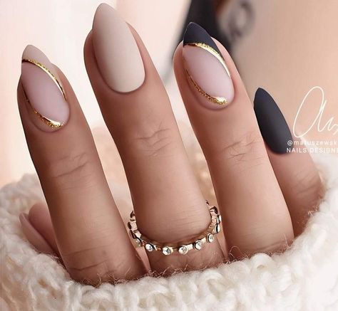 Classic Almond Nail Design, Elegant Almond Nails Classy Short, Nye Nail Ideas Almond, Neutral And Gold Nails, Wedding Guest Nails Ideas Classy, Elegant Almond Nails Classy, Corporate Nails, Subtle Nails, Fancy Nails Designs