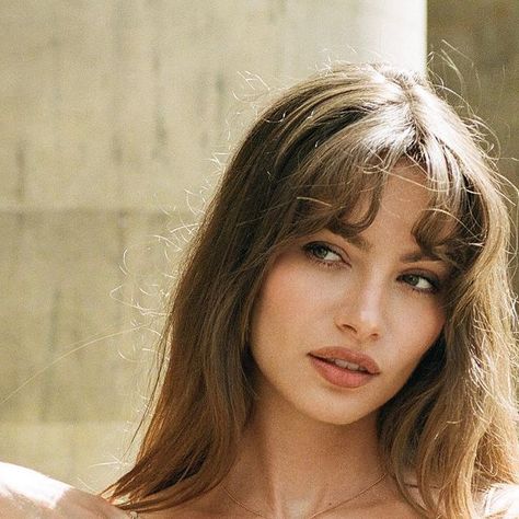 Brunette Bangs Highlights, Mara Lafontan Bangs, French Girl Bangs Long Hair, Mara Lafontan Style, Mara Lafontan Hair, Brigitte Bardot Bangs, French Girl Bangs, Fringe Styling, Summer Bangs