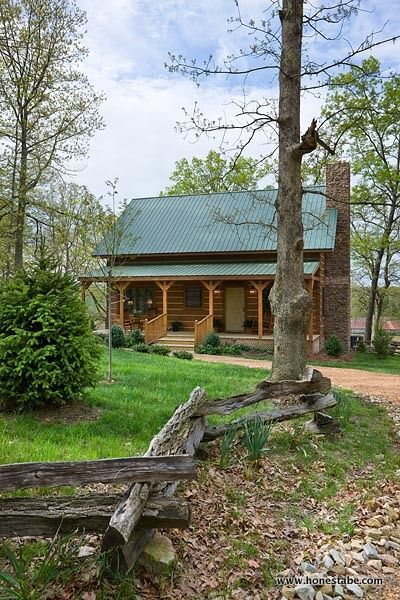 Modern Log Home, Log Cabin Living, Log Cabin Rustic, Small Log Cabin, Log Cabin Kits, Log Home Decorating, Decor Western, Cabin Exterior, Mountains Travel