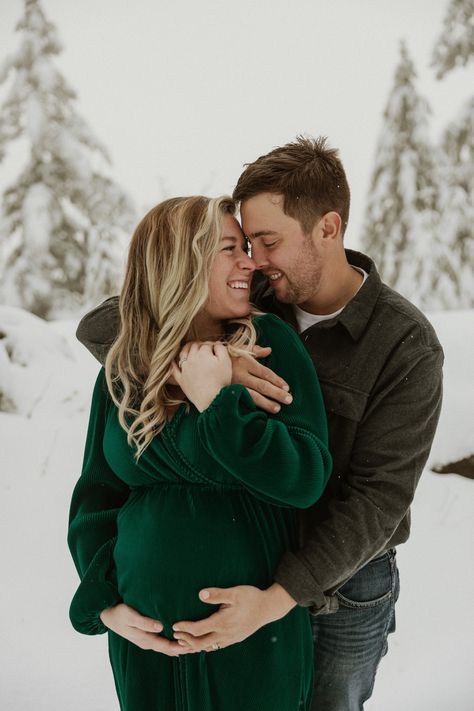 Early Winter Maternity Photos, Unique Maternity Pictures Winter, Maternity Photography Outside Winter, Maternity Photography In Winter, Cute Winter Maternity Pictures, Christmas Card Maternity Pictures, Snowy Maternity Shoot, Diy Maternity Photos Winter, Maternity Photography Winter Couples