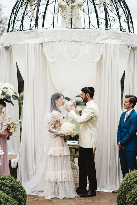 Traditional Jewish Wedding Dress, Jewish Wedding Photography, Jewish Wedding Veil, Cultural Wedding Ideas, Orthodox Jewish Wedding Dress, Jewish Photography, Jewish Wedding Dress, Chateau Challain, Wedding Supper