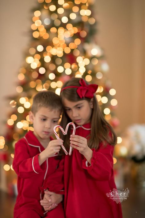 Diy Kids Xmas Pictures, Covered Bridge Christmas Photoshoot, Siblings Christmas Photos, Sibling Pictures Christmas, Cute Sibling Christmas Pictures, Outside Christmas Pictures Family, Sibling Christmas Photoshoot Ideas, Siblings Christmas Photoshoot Ideas, Christmas Photoshoot Brother And Sister