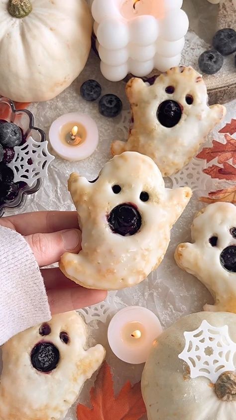 BOO-berry Hand Pies👻 YAY or NAY?? Who wants one?? Flakey puff pastry filled with a blueberry pie filling, topped with delicious lemon glaze! 😍 Spooky & DELICIOUS! You’ll LOVE them! Vegan, easy, only 6 ingredients!! I use vegan + gluten-free puff pastry from @jus_rol 🙌🏻 What you’ll need: 🫐Fresh / frozen blueberries 🫐Puff pastry 🫐Sugar 🫐Lemon juice 🫐Cornstarch 🫐Icing sugar Get the recipe: Click the link in my bio or visit thelittleblogofvegan.com Search for ‘vegan blueberry ghost hand pi Gluten Free Halloween Treats, Gluten Free Halloween, Gluten Free Puff Pastry, Puff Pastry Filling, Pillsbury Recipes, Blueberry Pie Filling, Halloween Food Treats, Vegan Blueberry, Berry Pie