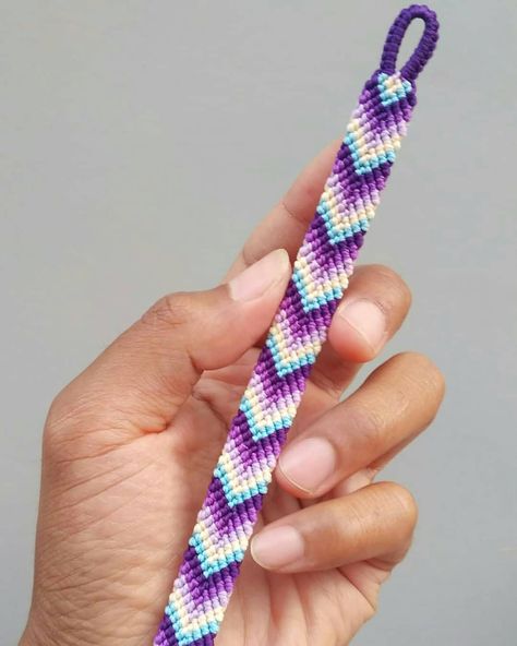 Purple Friendship Bracelet Pattern, Friendship Bracelets Inspiration, Friendship Bracelets Purple, Purple Friendship Bracelet, Green Friendship Bracelet, Macro Macrame, Purple Bracelets, Bracelets String, Purple Color Combinations