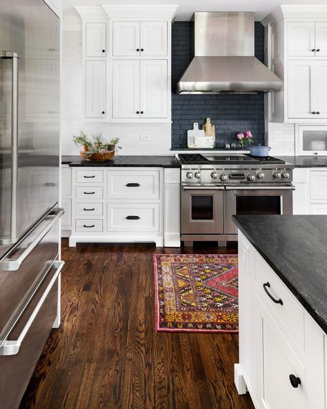 One kitchen trend that’s gaining momentum as we head into the new year is white cabinets with black countertops, commonly referred to as the ‘tuxedo kitchen.’ Not only is the contrast of white against black dramatic and alluring, it’s practical. Black countertops hide stains and smudges, while white cabinets are a timeless and functional choice for any kitchen design style. White Cabinets Black Counter, Cabinets With Black Countertops, White Cabinets Black Countertops, Classic Farmhouse Kitchen, Kitchen Design Styles, Dark Countertops, Black Granite Countertops, Black Countertops, Farmhouse Kitchen Island