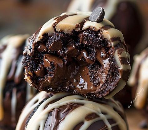 Sweet Explosion: Texas-Style Chocolate Chip Cookie Dough Brownie Bomb Recipe Brownie Bomb, Chocolate Chip Cookie Dough Brownies, Blueberry Cake Donuts, Pink Lemonade Recipes, Cake Donuts Recipe, Egg Free Cookies, Homemade Sour Cream, Cookie Dough Brownies, Chocolate Chip Brownies