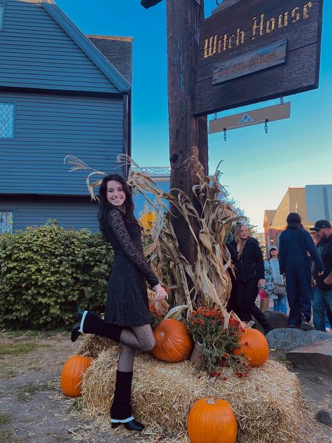 Salem Pictures Ideas, Fall Trip Aesthetic, Salem Massachusetts Photoshoot, Salem Halloween Aesthetic, Salem Picture Ideas, Salem Photo Ideas, Salem Fall Outfits, Salem Outfits Fall Witch, Salem Ma Outfit Ideas