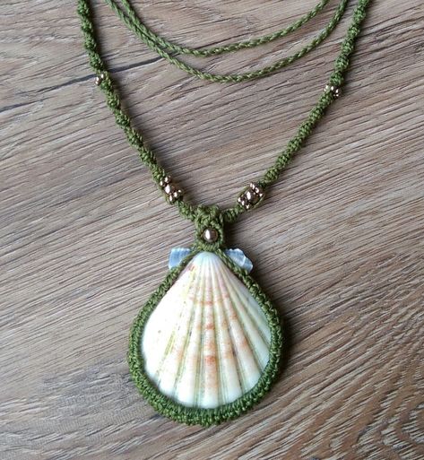 Seashell Macrame Necklace, How To Macrame Necklace, How To Make Macrame Necklace, Macrame Shell Necklace, White Jewelry Aesthetic, Macrame With Shells, Macrame Necklace Pattern, Seashell Macrame, Macrame Necklace Tutorial