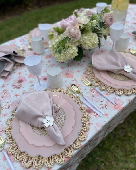 dinner party table settings elegant Baby Shower Plate Setting, Tea Party Plates, Pink Plates Table Setting, Tea Party Place Settings, Hi Tea Party Ideas Table Settings, Garden Party Theme Ideas, Garden Party Tablescapes, Tea Party Birthday Decorations, Women Birthday Party Decorations