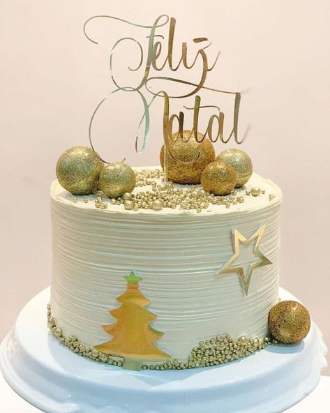 Bolo no tema de Natal: dicas e inspirações para fazer o seu Christmas Holiday Cake, Christmas Cake Designs, Christmas Cake Decorations, Xmas Cake, 50th Birthday Cake, Classic Cake, Christmas Sweets, White Cake, Cake Decorating Techniques