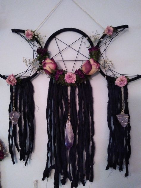 Witch Boxes, Dream Catcher Tutorial, Dream Catcher Patterns, Dream Catcher Decor, Wiccan Crafts, Pagan Crafts, Boho Crafts Diy, Dream Catcher Craft, Witch Diy