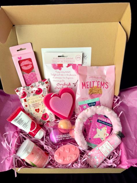 shop now : Everything pink Gift Box| Gift Box For Women | Gift box for girls | Self-care Gift package | Sending a hug | Pamper gift box for teens https://etsy.me/3Jdnhez Gift Box For Best Friend, Pink Gift Basket, Sending A Hug, Box Cadeau, Birthday Hamper, Box Beauty, Gift Tray, Birthday Basket