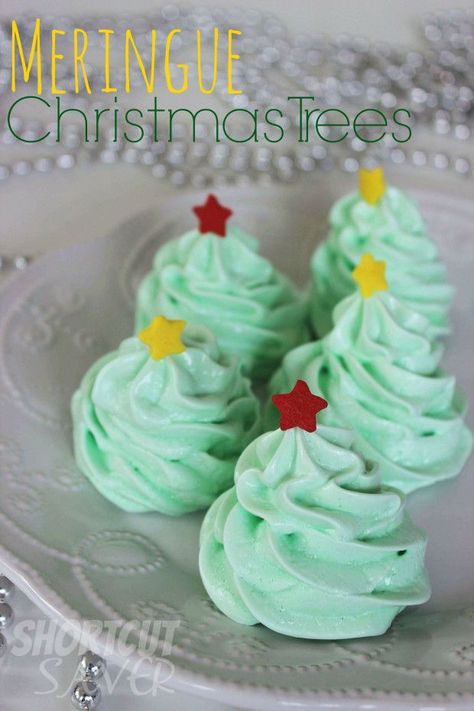 Meringue Christmas, Christmas Cake Roll, Holiday Treats Recipes, Christmas Tree Food, Peppermint Extract, Easy Christmas Cookie Recipes, Christmas Meals, Best Christmas Recipes, Easy Christmas Treats