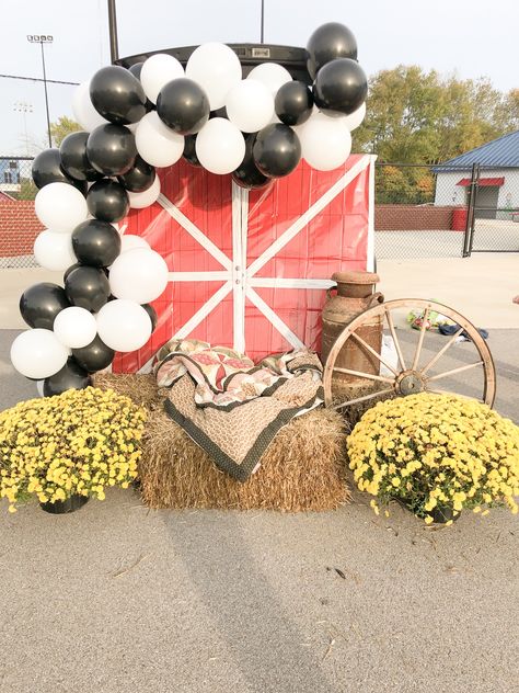 Barnyard Theme Trunk Or Treat, Country Themed Trunk Or Treat, Western Theme Trunk Or Treat Ideas, Cowboy Themed Trunk Or Treat, Farm Animals Trunk Or Treat Ideas, Trunk Or Treat 2023 Ideas, Old Mcdonald Trunk Or Treat, Western Trunk Or Treat Ideas For Cars, Farm Theme Trunk Or Treat Ideas