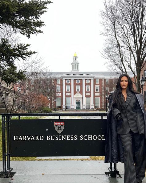 Law School Inspiration, Business Major, Drømme Liv, Kim Kardashian Outfits, Costume Noir, Kardashian Outfit, Harvard Business, Harvard Business School, Kardashian Style