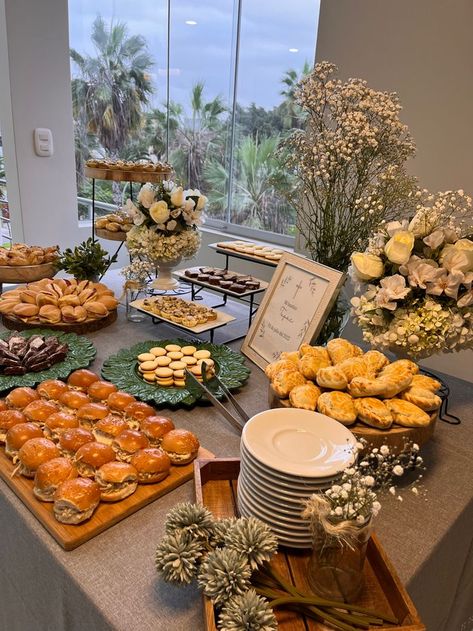 Buffet Table Birthday Party, Mesa Brunch, Brunch Mesa, Brunch Decorations, Sweets Table Wedding, Catering Food Displays, Brunch Spread, Catering Ideas Food, Party Food Buffet