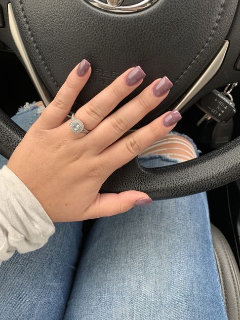 Short Fall Dip Nails, Purple Nails Dip, Short Purple Acrylic Nails, Short Dip Powder Nails, Dnd Colors, Dip Colors, Shellac Nails Fall, Purple Acrylic Nails, Pretty Nail Colors