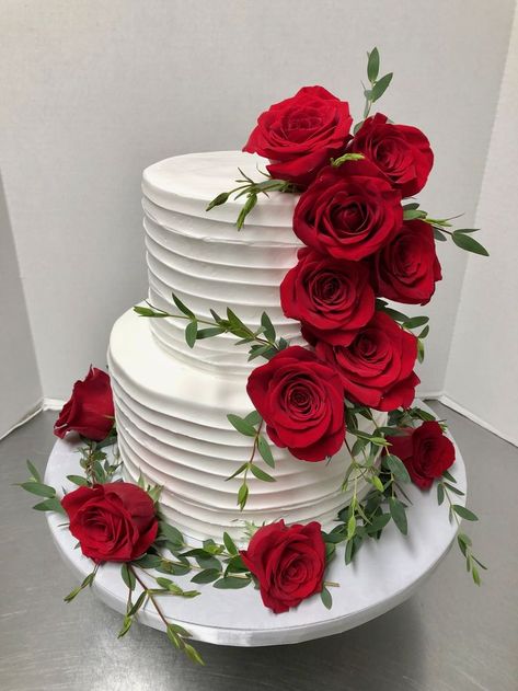 Red Roses On Cake, White Wedding Cake Red Roses, Red Themed Wedding Cake, White Cake With Red Flowers, Red Cake Quinceanera, White Cake Red Roses, Wedding Cake Red Flowers, Red And White Cake Design, White Cake With Red Roses