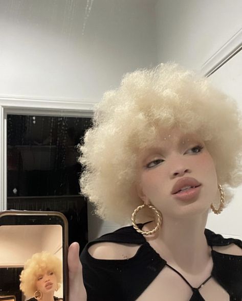 Pretty Albino Girl, November To Remember, Hair Color Brunette, White Afro, Albino Girl, Sun Kissed Hair, Black Femininity, Aesthetic People, Hair Reference