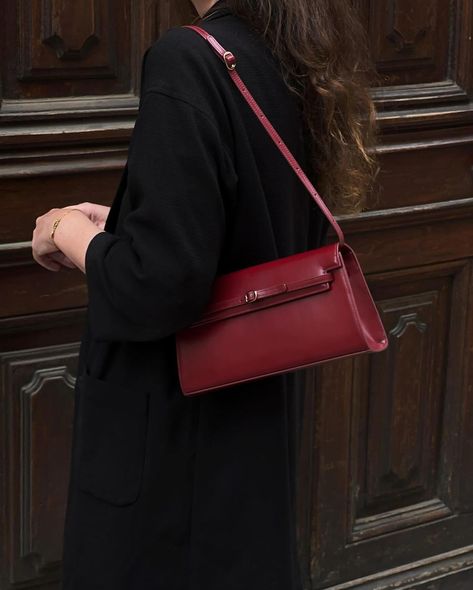 @solenelara with our dark cherry shoulder bag Brown Leather Bag Outfit, Leather Tote Bag Outfit, Cherry Vibes, Red Bag Outfit, Red Shoes Outfit, Me Bag, Classy Purses, Winter Bags, Red Accessories