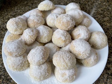 Portuguese Christmas Recipes, Portuguese Christmas Cookies, Portuguese Cookies Recipes, Portuguese Donuts Recipe, Portuguese Recipes Azorean, Portuguese Biscoitos Recipe, Sand Cookies Recipe, Portuguese Baking, Portuguese Cookies