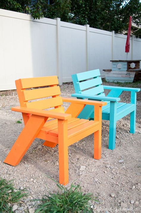 Create the perfect backyard seating with these Easy DIY kids patio chairs. The chairs are perfect for toddlers and kids to have their own space in the yard. Lightweight, but hard to tip over. Get he free build plans today! Housefulofhandmade.com | #outdoorliving #colourfuloutdoorliving #kidsoutdoorliving #colourfulfurniture #backyardfurniture #diykidschairs #diykidsoutdoorfurniture Toddler Chair Diy, Kids Outdoor Chairs, Build Patio, Easy Diy Kids, Patio Chairs Diy, Backyard Chairs, Chairs Diy, Diy Kids Furniture, Adirondack Furniture