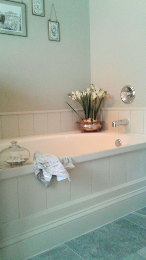 DIY tub surround using peel and stick vinyl planks to create shiplap look. Tub Skirt Ideas, Diy Tub Surround, Bathtub Surround Ideas, Bathtub Wall Panels, Tub Surround Ideas, Diy Tub, Tile Tub Surround, Bathtub Surround, Diy Bathtub