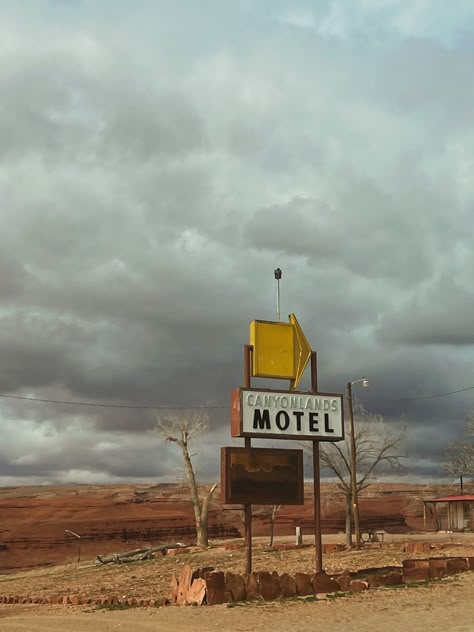 Desert Grunge, Texas Vibes, Old Motel, Aesthetic Outside, Specific Aesthetic, Roadtrip Photography, Arizona Aesthetic, Environment References, 60s Cars