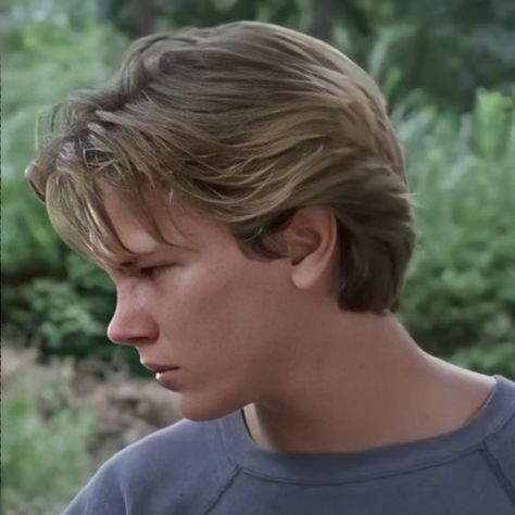 Mens Messy Middle Part, River Phoenix Hairstyle, 80s Hairstyles Men Short, Surfer Cut For Men, Prince Charming Haircut, Feminine Men Hairstyles, Layered Hair Guys, Men’s 90s Hair, 70s Guy Hair